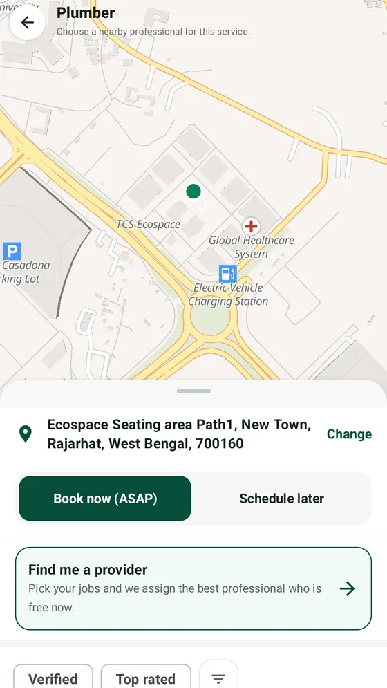 Destora app showing nearby professionals on a map